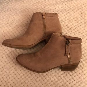 Tan ankle boots!!